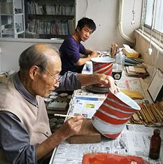 九谷美陶園の工房での手描き作業