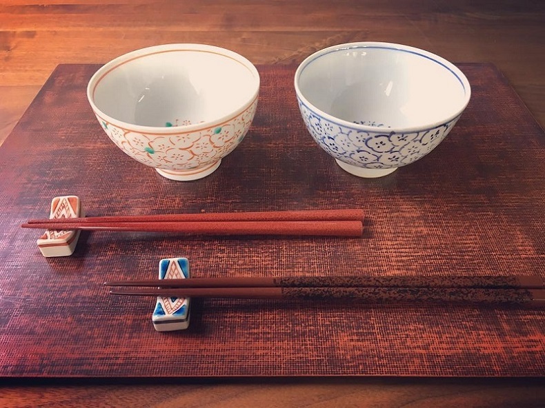 しっぽり揃えA(夫婦茶碗、箸置のセット)両親へのプレゼントとして購入しました。毎日使うものだからこそ良いものをということで選びました。落ち着いた雰囲気ですが彩りもあり、食卓が少し楽しくなるお茶碗と箸置です。 しっぽり揃えA(夫婦茶碗、箸置のセット)両親へのプレゼントとして購入しました。毎日使うものだからこそ良いものをということで選びました。落ち着いた雰囲気ですが彩りもあり、食卓が少し楽しくなるお茶碗と箸置です。