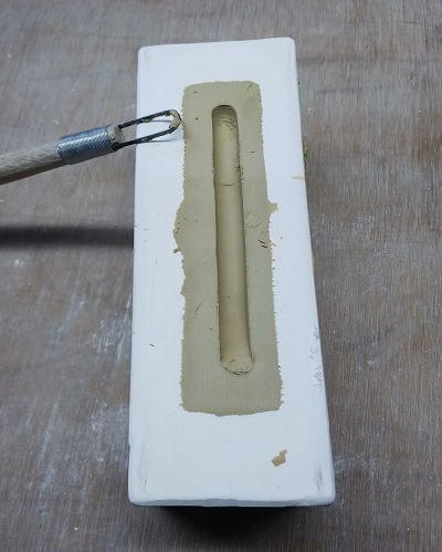 �C押し型に粘土を押し込み、乾燥しやすいように裏をくりぬく
